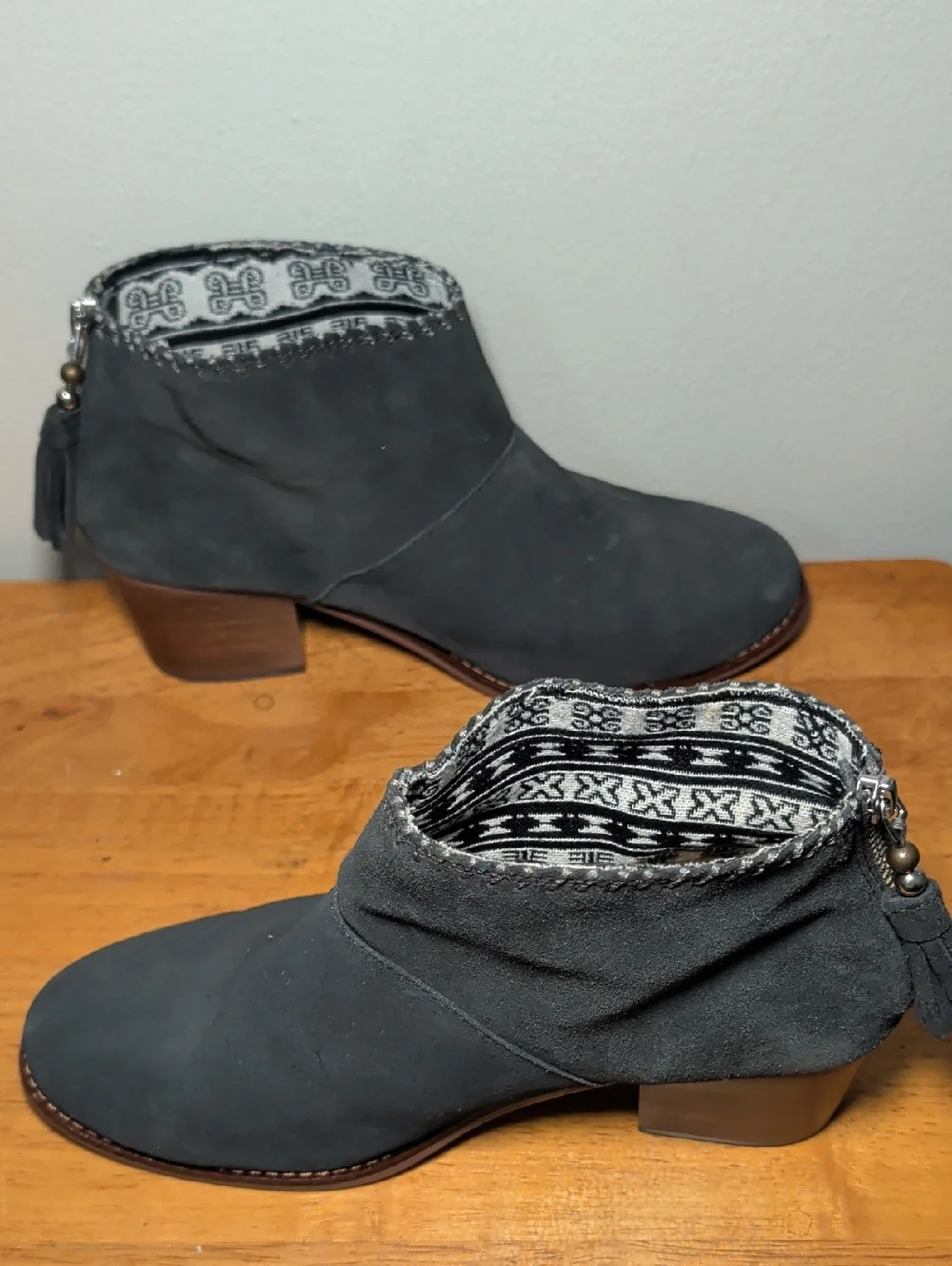 TOMS Leila Ankle Booties Gray Suede Black + White Cloth Lining Tassel Size 9.5